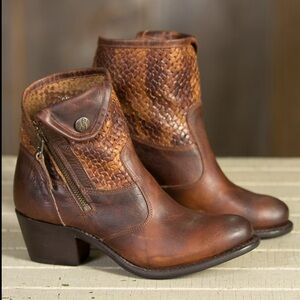 Women's Sonora Isabella Leather Ankle Boots size 7.